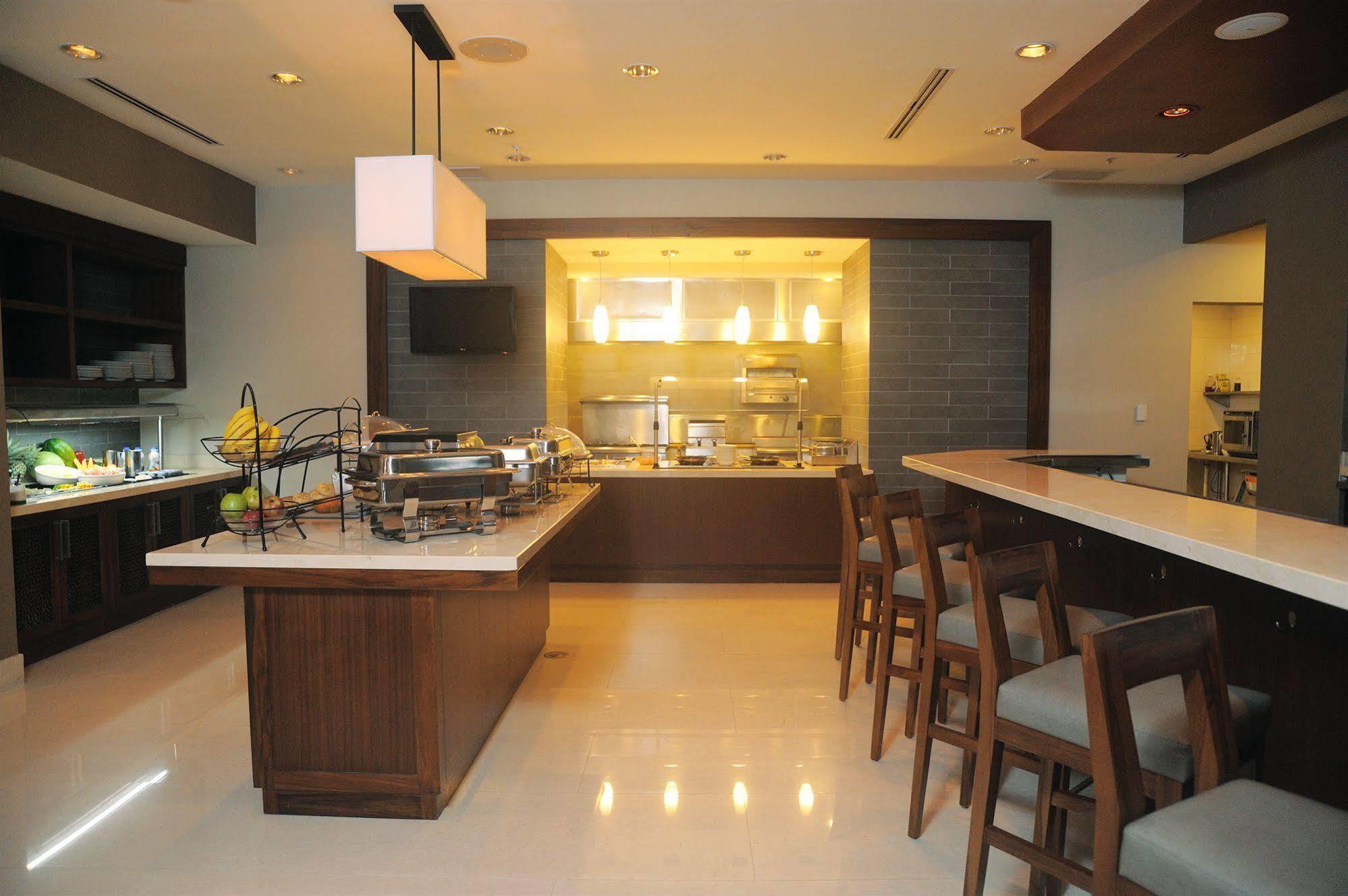 Hilton Garden Inn Panama City Downtown, Panama Экстерьер фото