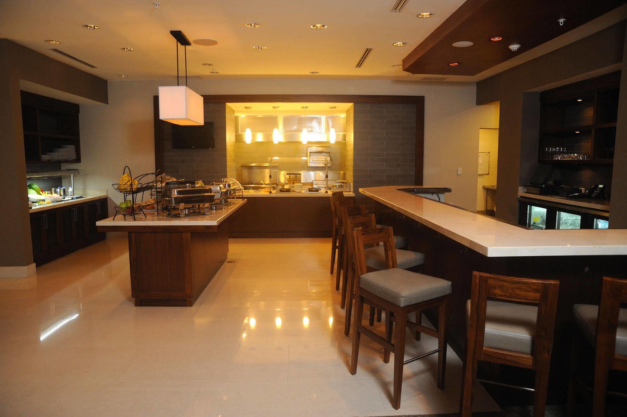 Hilton Garden Inn Panama City Downtown, Panama Экстерьер фото